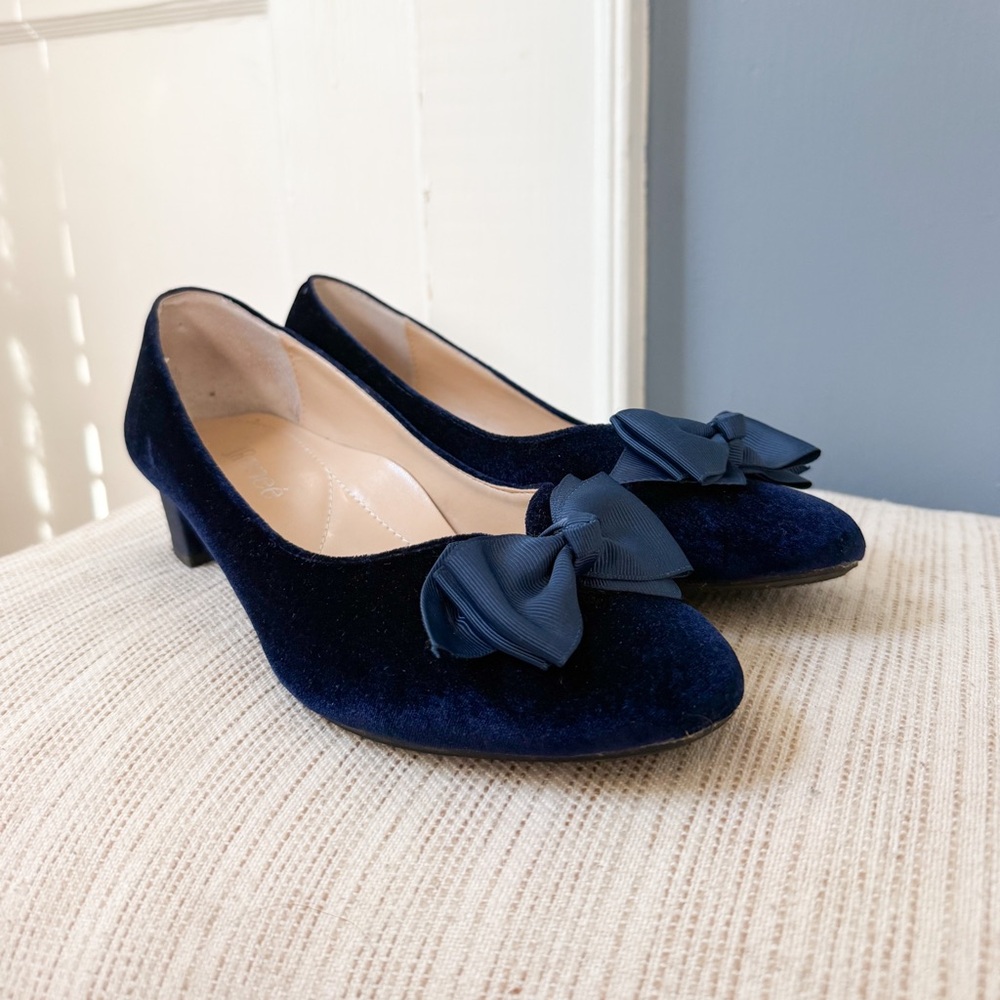 J. Renee *Classic* Blue Bow Low Heel Pumps - Women's Quiet Luxury